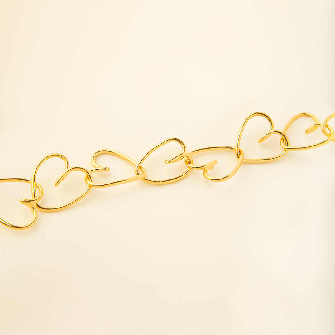 Détail du bijou Bracelet charms Coup de coeur plaqué or 18 carats — fait main par Capucine Arnoux