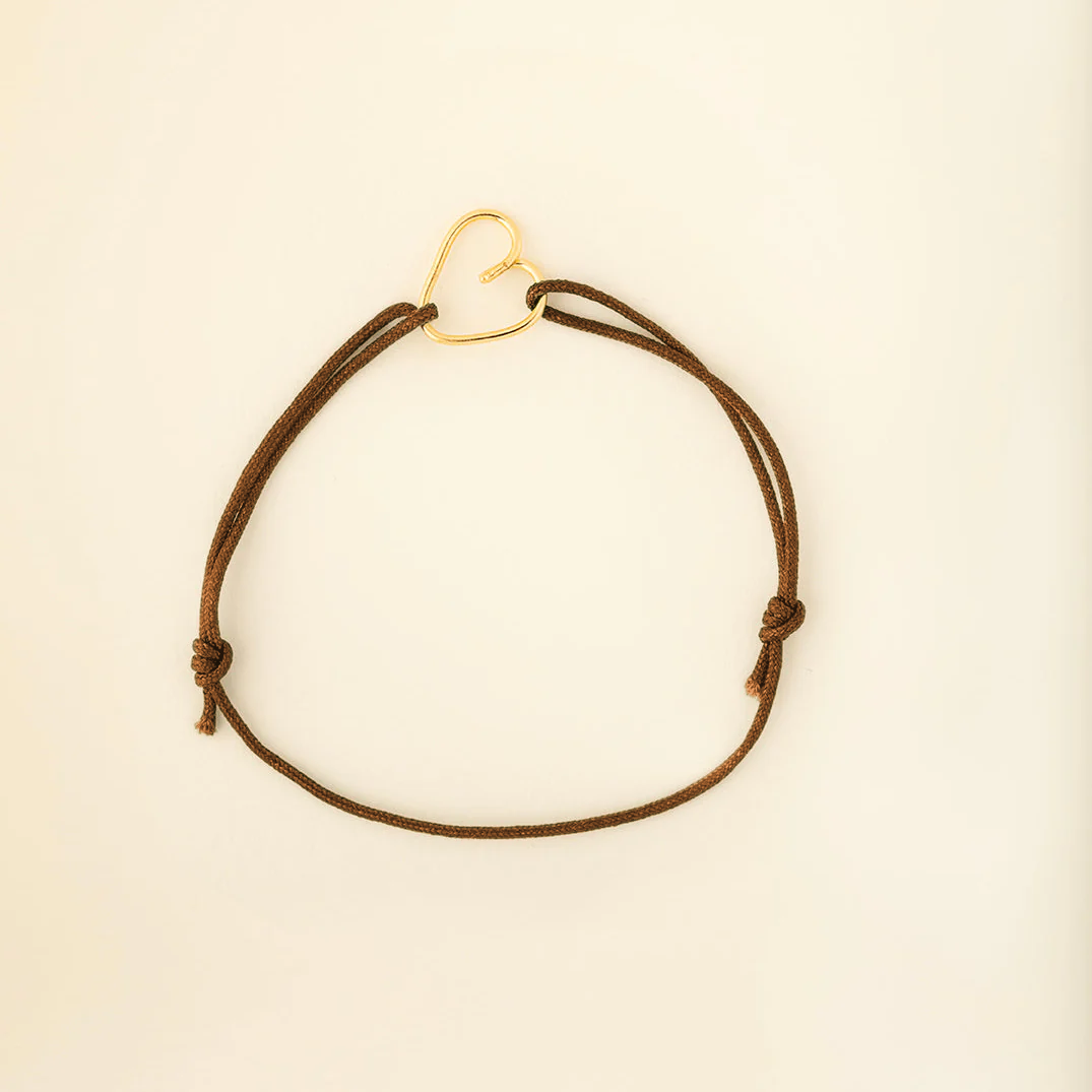 Bracelet Coup de cœur cordon marron cacao et cœur plaqué or recyclé 18 carats, fait main par Capucine Arnoux
