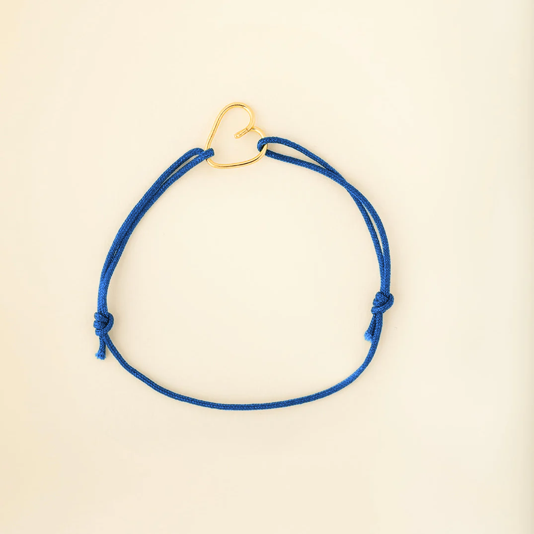 Bracelet Coup de cœur cordon bleu cobalt et cœur plaqué or recyclé 18 carats, fait main par Capucine Arnoux