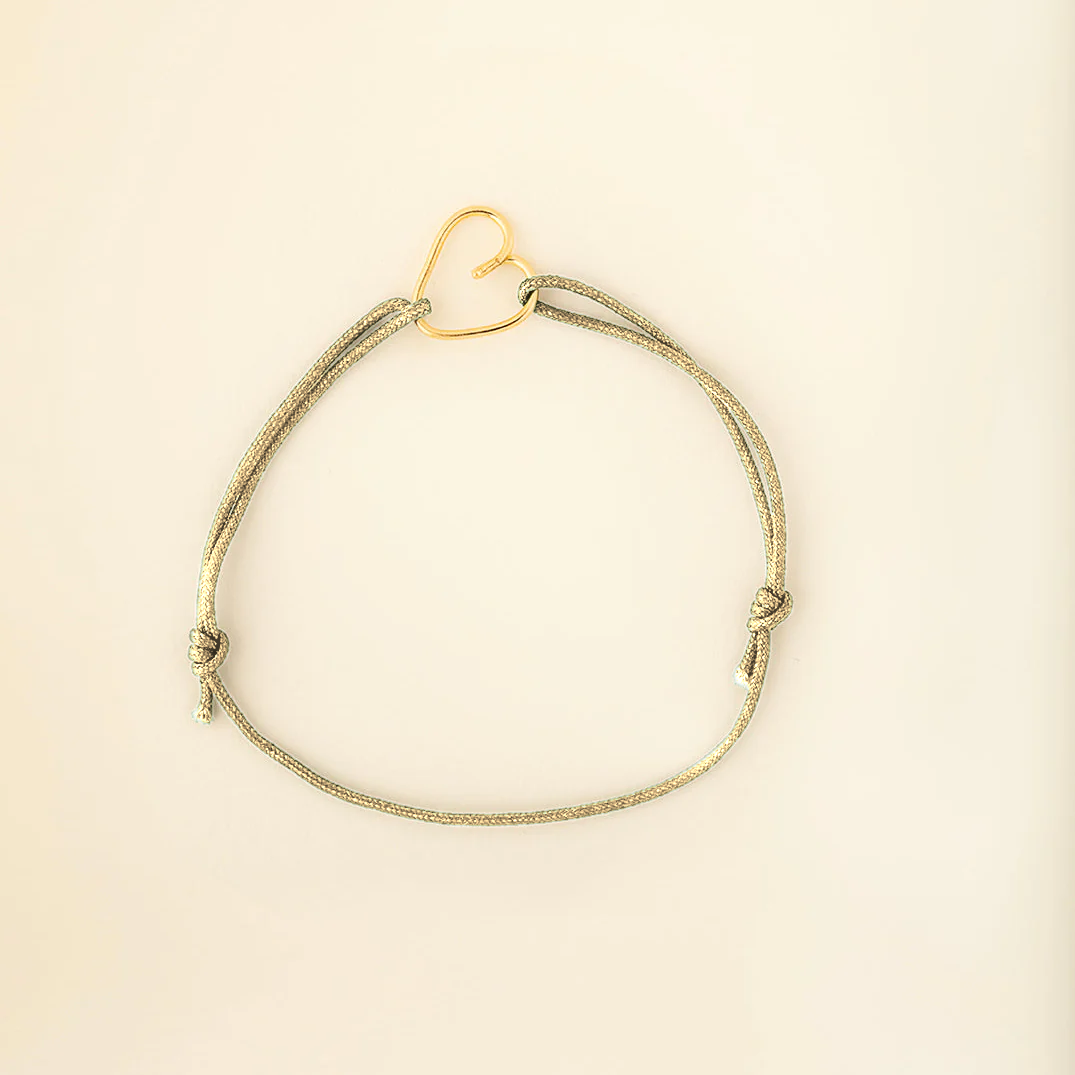 Bracelet Coup de cœur cordon blanc craie et cœur plaqué or recyclé 18 carats, fait main par Capucine Arnoux