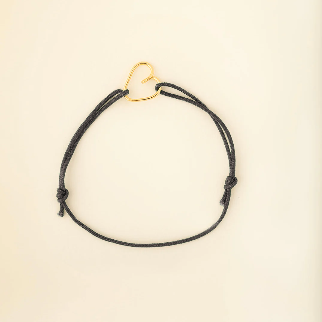 Bracelet Coup de cœur cordon gris galet et cœur plaqué or recyclé 18 carats, fait main par Capucine Arnoux