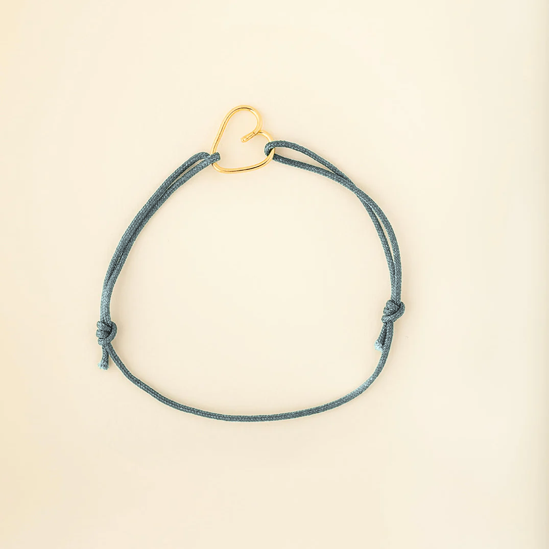 Bracelet Coup de cœur cordon bleu givré et cœur plaqué or recyclé 18 carats, fait main par Capucine Arnoux