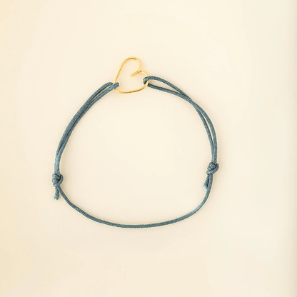 Bracelet Coup de cœur cordon bleu givré et cœur plaqué or recyclé 18 carats, fait main par Capucine Arnoux