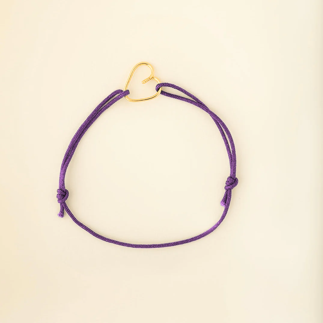 Bracelet Coup de cœur cordon violet lavande et cœur plaqué or recyclé 18 carats, fait main par Capucine Arnoux