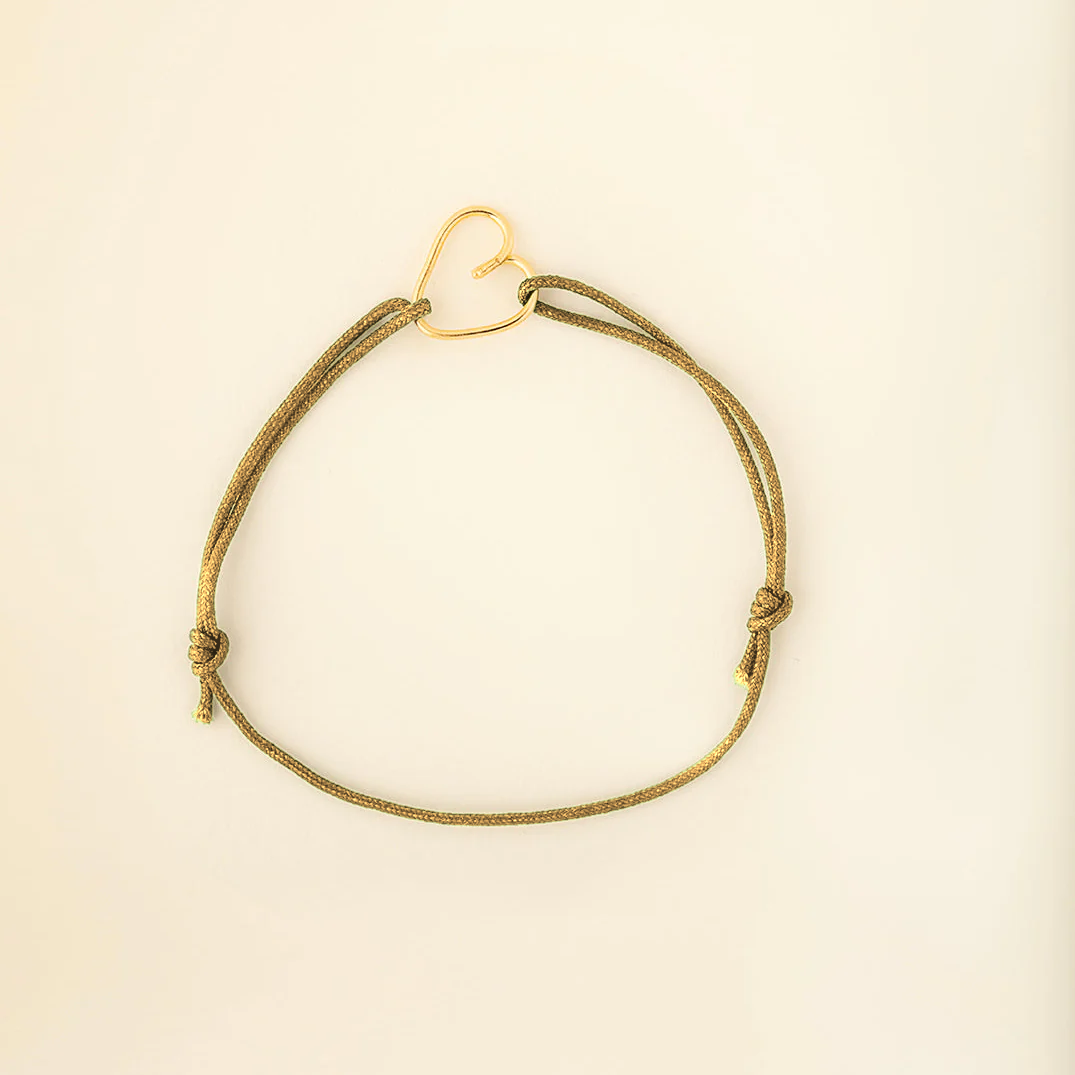 Bracelet Coup de cœur cordon jaune safran et cœur plaqué or recyclé 18 carats, fait main par Capucine Arnoux