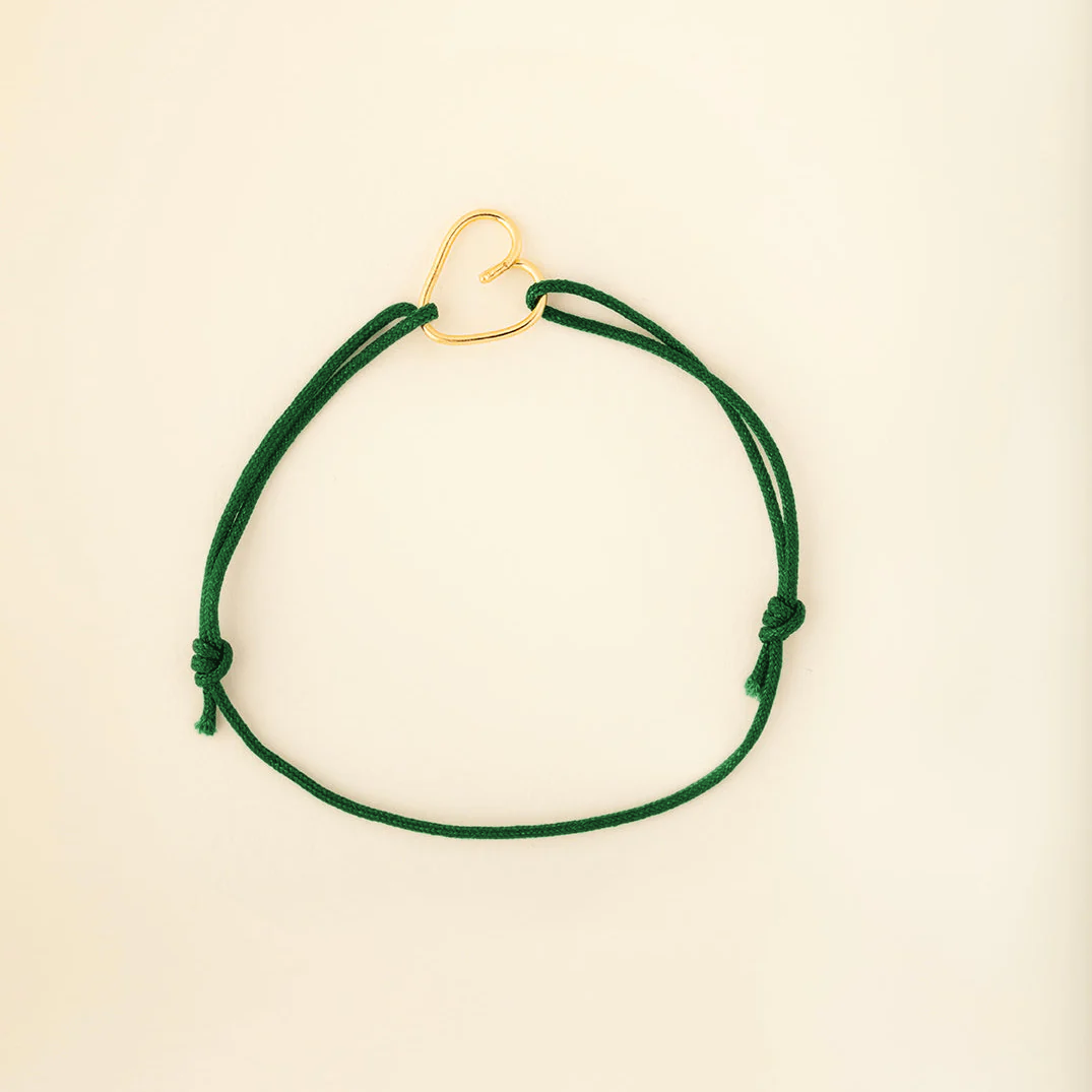 Bracelet Coup de cœur cordon vert émeraude et cœur plaqué or recyclé 18 carats, fait main par Capucine Arnoux