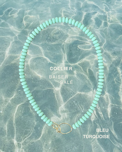 Collier Baiser salé turquoise plaqué or 18k — détail des perles de verre par Capucine Arnoux