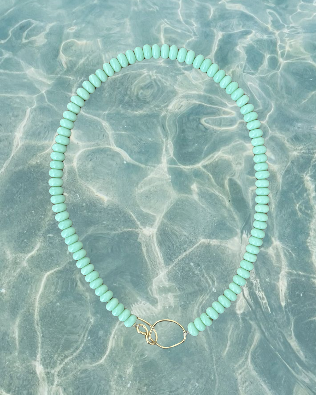 Collier Baiser salé turquoise — perles de verre turquoise, fermoir plaqué or 18k fait main par Capucine Arnoux
