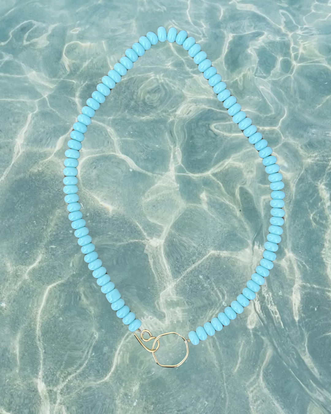 Collier Baiser salé bleu ciel — perles de verre bleu ciel lacté, fermoir plaqué or 18k fait main par Capucine Arnoux