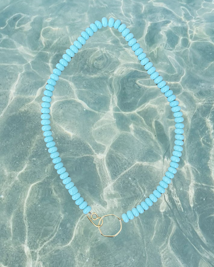 Collier Baiser salé bleu ciel — perles de verre bleu ciel lacté, fermoir plaqué or 18k fait main par Capucine Arnoux