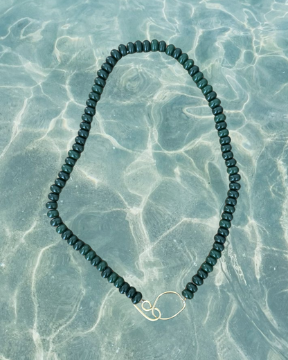 Collier Baiser salé vert cyprès — perles de verre vert sapin, fermoir plaqué or 18k fait main par Capucine Arnoux