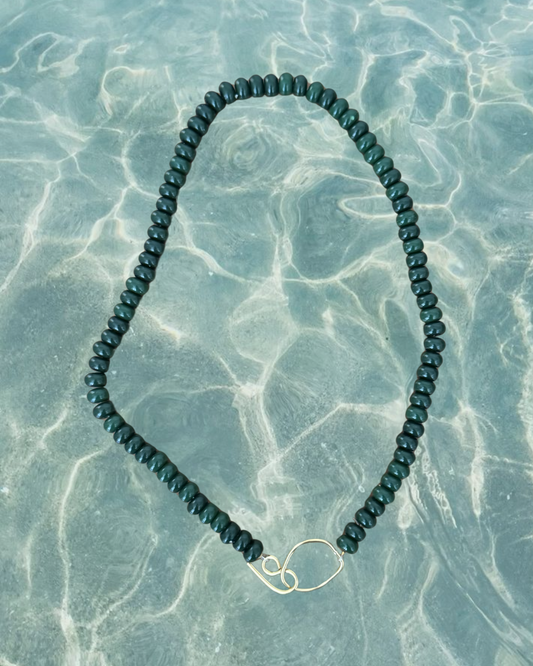 Collier Baiser salé vert cyprès — perles de verre vert sapin, fermoir plaqué or 18k fait main par Capucine Arnoux