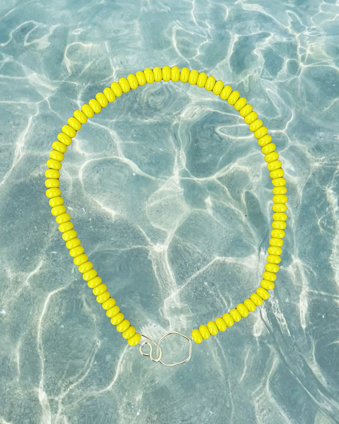 Collier Baiser salé jaune mimosa — perles de verre jaune, fermoir plaqué or 18k fait main par Capucine Arnoux
