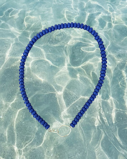Collier Baiser salé bleu cobalt — perles de verre bleu marine, fermoir plaqué or 18k fait main par Capucine Arnoux